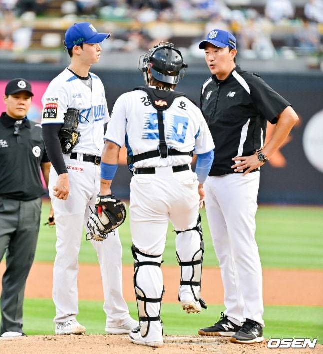 아주 공교롭게 2024시즌 배터리 호흡을 맞추기도 했던 엄상백(왼쪽)과 강백호(가운데).