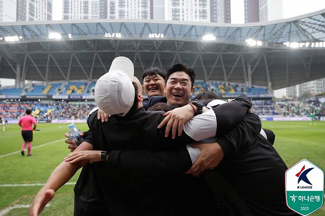 K리그2 우승과 K리그1 다이렉트 승격이 확정된 지난달 26일 코치진가 기뻐하고 있는 윤정환 인천 유나이티드 감독. /사진=한국프로축구연맹 제공