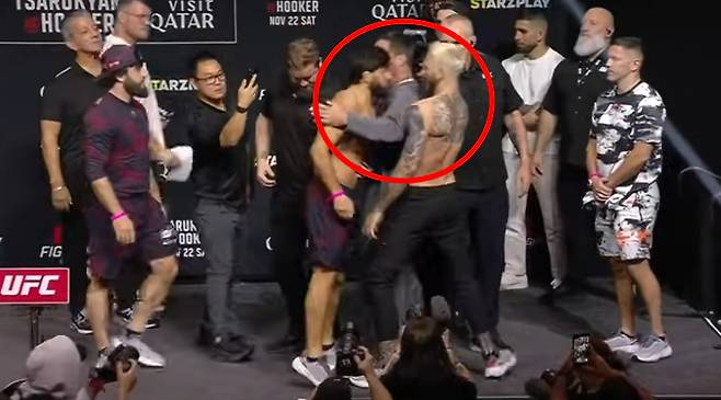 아르만 사루키안(빨간 동그라미 안 왼쪽)이 댄 후커쪽으로 박치기를 날리고 있다. /사진=UFC 유튜브 갈무리