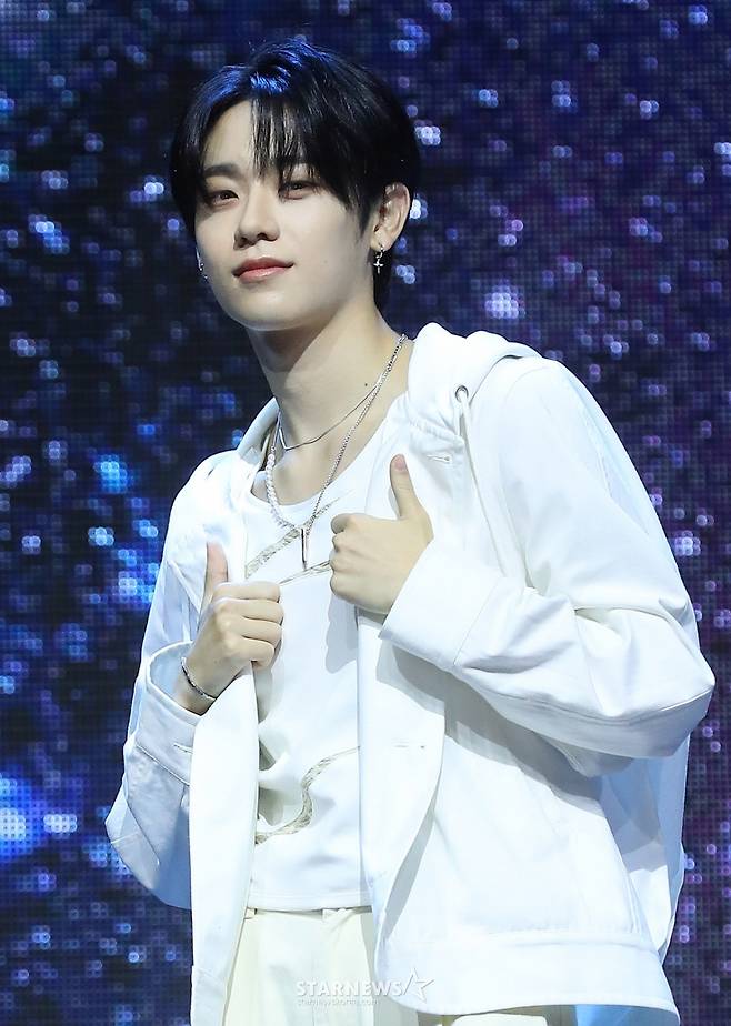 그룹 이펙스(EPEX) 금동현이 5일 오후 서울 용산구 블루스퀘어에서 진행된 두 번째 정규앨범 '소화(韶華) 2장 : 청춘 결핍' 발매 기념 쇼케이스에서 포즈를 취하고 있다.  이펙스의 이번 앨범 타이틀곡 '유니버스'(UNIVERSE)는 이펙스가 선택한 우주에 대한 곡이다. 직선적인 힘 있는 멜로디에 선명한 메시지를 담아 청춘의 마음가짐을 느끼게 한다. 2024.11.05 /사진=김창현 chmt@