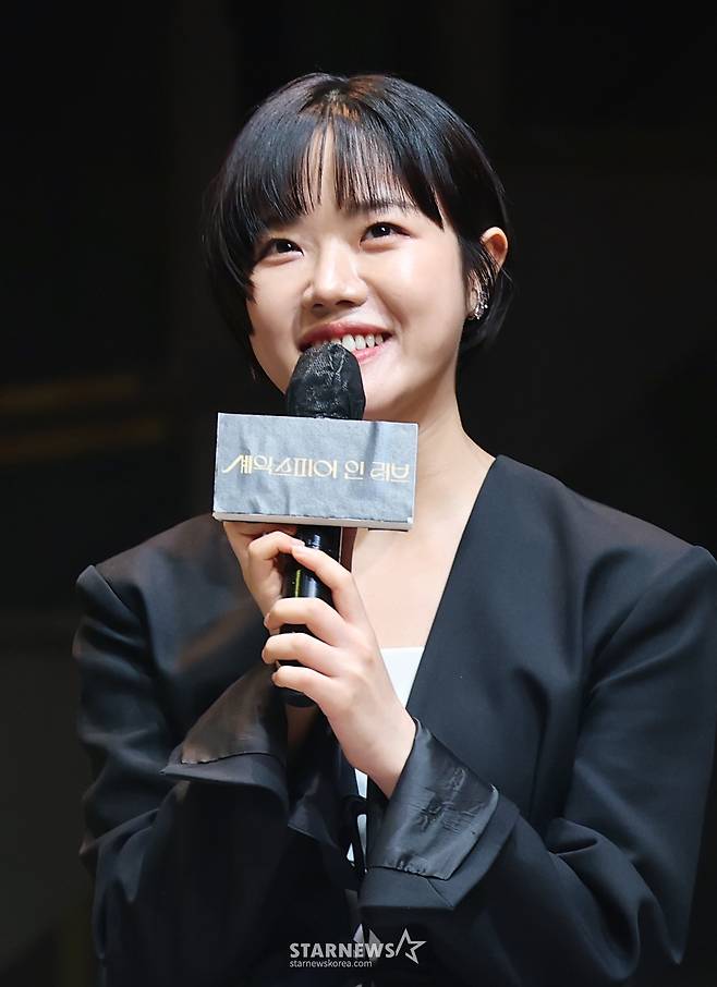 (서울=뉴스1) 권현진 기자 = 배우 김향기가 9일 오후 서울 서초구 예술의전당 CJ토월극장에서 열린 연극 ‘셰익스피어 인 러브’ 기자간담회에서 인사말을 하고 있다. ‘셰익스피어 인 러브’는 16세기 런던을 배경으로, 슬럼프에 빠진 젊은 '셰익스피어'가 귀족 여성 '비올라 드 레셉스'를 만나 다시 글을 쓰기 시작하면서 펼쳐지는 이야기를 그린 작품이다. 2025.7.9/뉴스1 Copyright (C) 뉴스1. All rights reserved. 무단 전재 및 재배포, AI학습 이용 금지. /사진=(서울=뉴스1) 권현진 기자