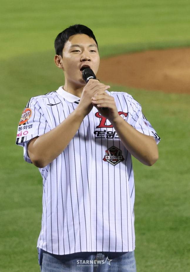 2025 신한 SOL Bank KBO리그 LG 트윈스 대 NC 다이노스 경기가 10월 1일 서울 잠실야구장에서 열렸다. 양우진을 비롯한 2026 LG 신인 선수들이 클리닝 타임 때 팬들에 인사하고 있다. /사진=김진경 대기자