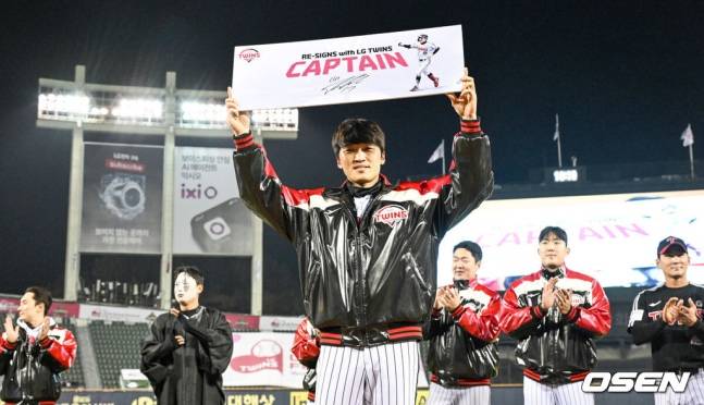 LG 캡틴 박해민이 22일 서울 잠실야구장에서 '2025 러브기빙 페스티벌 with 챔피언십'에서 홈팬들에게 인사하고 있다.