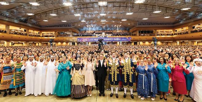 미국, 브라질, 아랍에미리트(UAE) 등 세계 21개국에서 한국을 찾아온 하나님의 교회 83차 해외성도방문단과 한국 신자들이 글로벌 문화행사가 끝난 뒤 기념 촬영을 하고 있다.&nbsp;홍중식 기자
