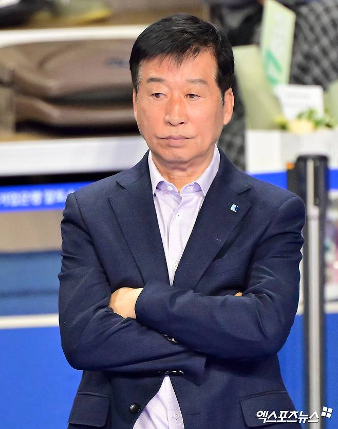 여자프로배구 IBK기업은행이 22일 경기도 화성체육관에서 열린 진에어 2025-2026 V리그 여자부 2라운드 현대건설과의 홈 경기에서 세트 스코어 0-3(22-25 21-25 24-26)으로 패한 직후 김호철 감독의 자진 사퇴를 발표했다. 사진 김한준 기자