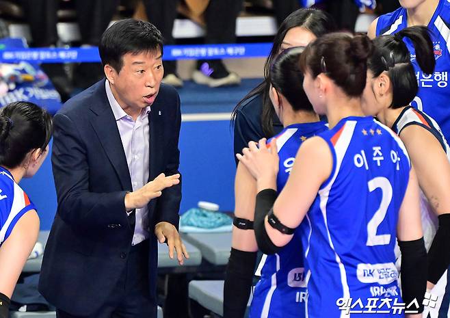여자프로배구 IBK기업은행이 22일 경기도 화성체육관에서 열린 진에어 2025-2026 V리그 여자부 2라운드 현대건설과의 홈 경기에서 세트 스코어 0-3(22-25 21-25 24-26)으로 패한 직후 김호철 감독의 자진 사퇴를 발표했다. 사진 김한준 기자