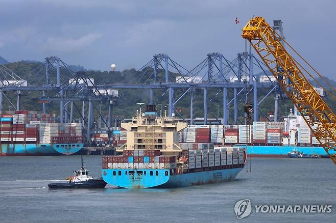 지난달 27일(현지시간) 파나마 발보아 항만 인근의 컨테이너 선박 [EPA 연합뉴스 자료사진. 재판매 및 DB 금지]