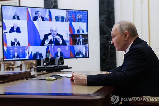 러시아 국가안보회의 화상회의하는 블라디미르 푸틴 대통령 [EPA/크렘린풀 연합뉴스. 재판매 및 DB 금지]