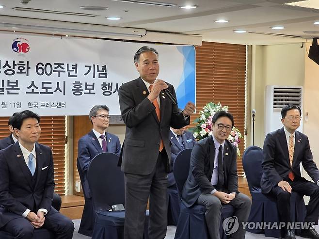 아베 슈이치 나가노현 지사가 지난 11일 서울 중구 프레스센터에서 열린 '다음 여행은 일본 소도시로' 공동 설명회에서 인사말을 하고 있다. [사진/성연재 기자]