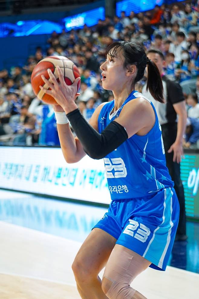 슛하는 우리은행 김단비 [WKBL 제공. 재판매 및 DB 금지]