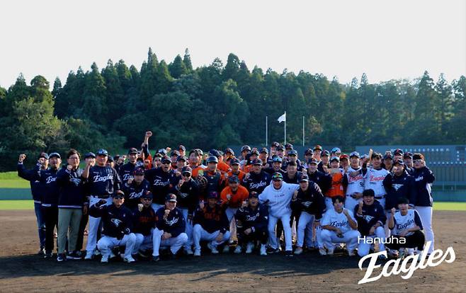 한화이글스 선수단이 일본 미야자키 캠프를 마무리한 뒤 기념 촬영을 하고 있다.(사진=한화이글스 제공)