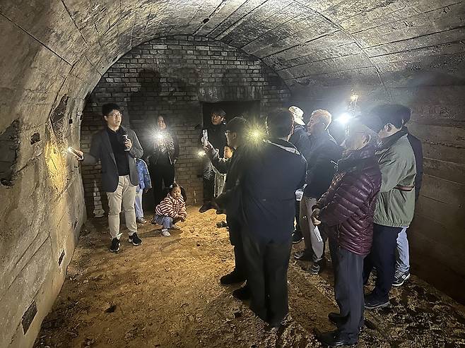 지난 22일 (사)일제강제동원시민모임 주최로 서구 화정동과 쌍촌동 일대에서 ‘일제 전쟁유적 답사’가 진행됐다. 사진은 이날 쌍촌동 한 벙커 안을 둘러보고 있는 참석자들./윤찬웅 기자