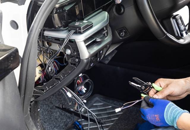 페달 오조작 방지장치를 설치하고 있는 모습. 한국교통안전공단 제공