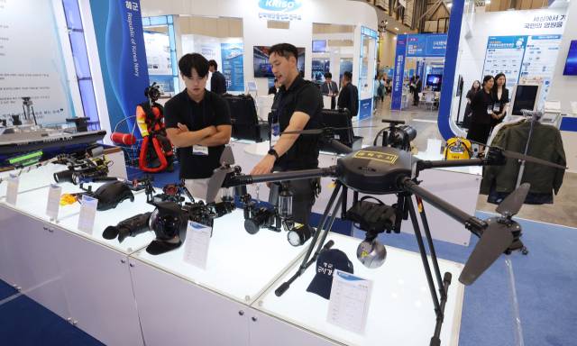 지난해 9월 부산 해운대구 벡스코에서 열린 ‘2024 대한민국 해양모빌리티·안전 엑스포’에 참여한 업체 부스에 해양 드론이 전시돼 있다. 엑스포 사무국 제공