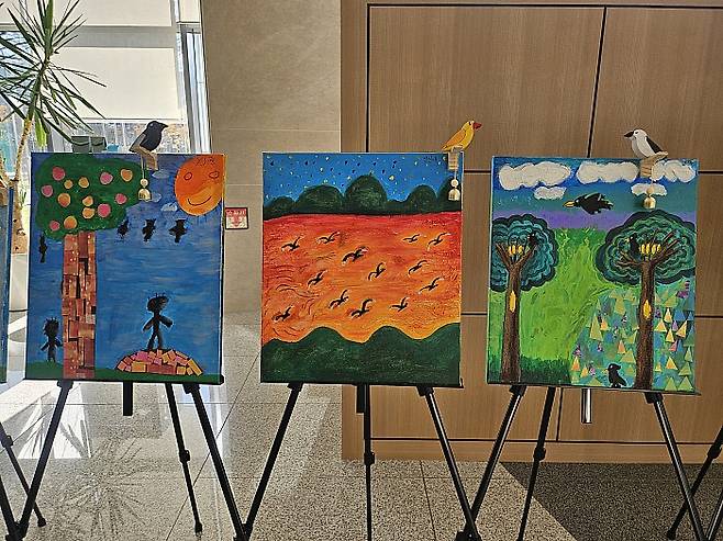 나주 전력거래소 1층 로비에 전시 중인 광주소년원 학생들의 작품들.