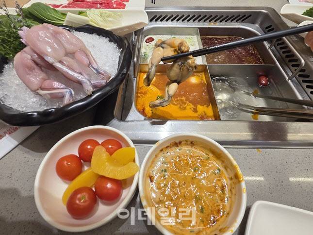 SNS에서 화제를 모은 ‘개구리 다리’ 메뉴. 토마토탕·마라탕·삼계탕 국물에 각기 다른 맛으로 즐길 수 있다.