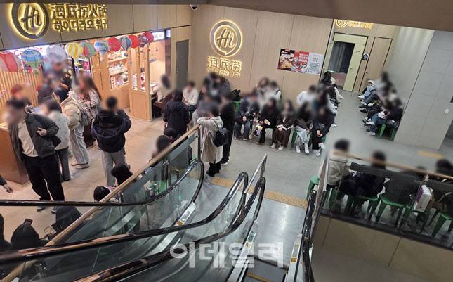 금요일 저녁, 하이디라오 영등포점 대기석 전경. 입장까지 평균 3시간, 놀이공원급 웨이팅을 방불케 한다. (사진=한전진 기자)