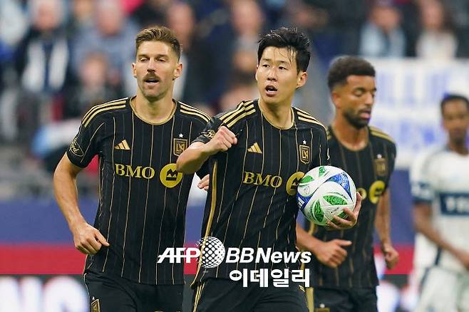 LAFC 손흥민이 추격 골을 터뜨린 뒤 직접 공을 들고 센터라인으로 뛰어가고 있다. 사진=AFPBBNews