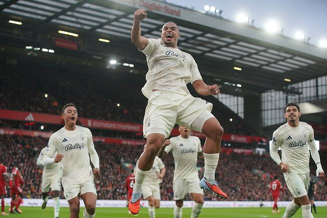 23일 영국 리버풀의 안필드에서 열린 리버풀과 경기에서 전반 32분 선제골을 넣은 뒤 세레머니를 하는 노팅엄 포레스트의 무리요