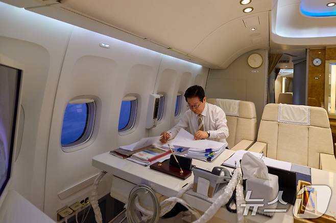 이재명 대통령이 지난 19일(현지시간) UAE 국빈 방문을 마치고 다음 순방지인 이집트로 향하는 공군 1호기 내에서 집무를 보고 있다. (이재명 대통령 SNS. 재판매 및 DB 금지) 2025.11.20/뉴스1 ⓒ News1 허경 기자