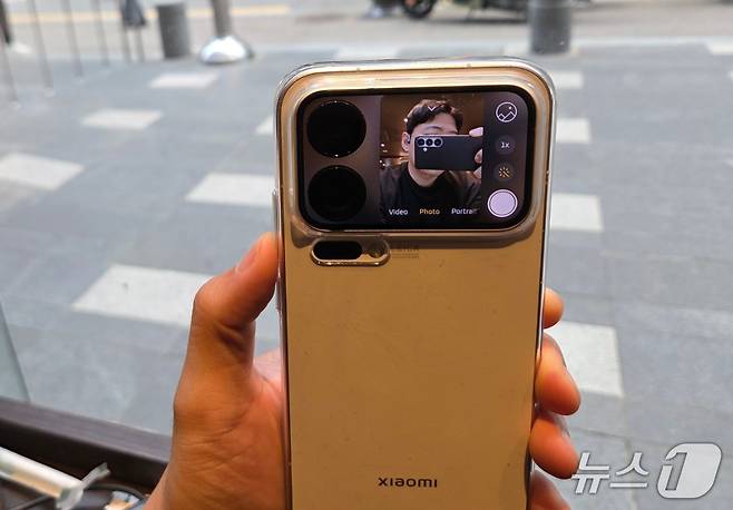 샤오미17 프로맥스의 후면 카메라 섬 디스플레이 갤럭시Z플립7과 유사한 사용성을 보였다. 2025.11.20/뉴스1 ⓒNews1 김정현 기자