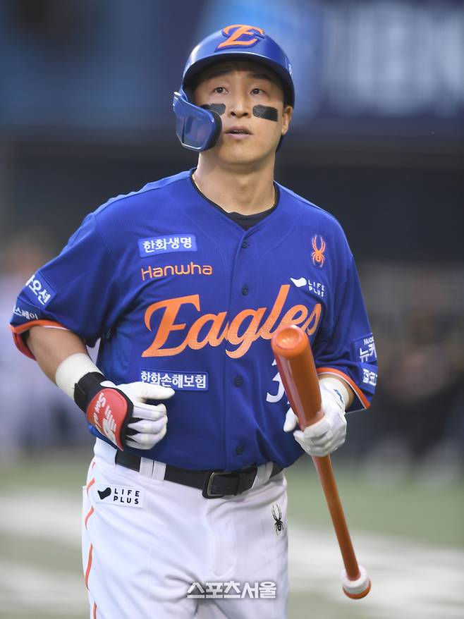 한화 손아섭이 8일 서울 잠실구장에서 열린 2025 KBO리그 LG와 경기 3회초 헛스윙 삼진아웃을 당한 후 덕아웃으로 들어오고 있다. 잠실 | 최승섭기자 thunder@sportsseoul.com