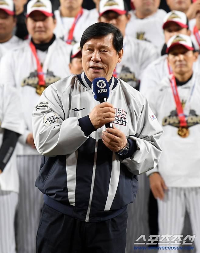 31일 대전 한화생명볼파크에서 열린 한국시리즈 5차전 한화 이글스와 LG 트윈스의 경기. 허구연 총재가 인사말을 하고 있다. 대전=박재만 기자 pjm@sportschosun.com/2025.10.31/