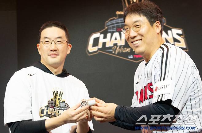 LG 구광모 구단주가 한국시리즈 MVP 김현수에게 롤렉스 시계를 선물하고 있다. 사진제공=LG 트윈스