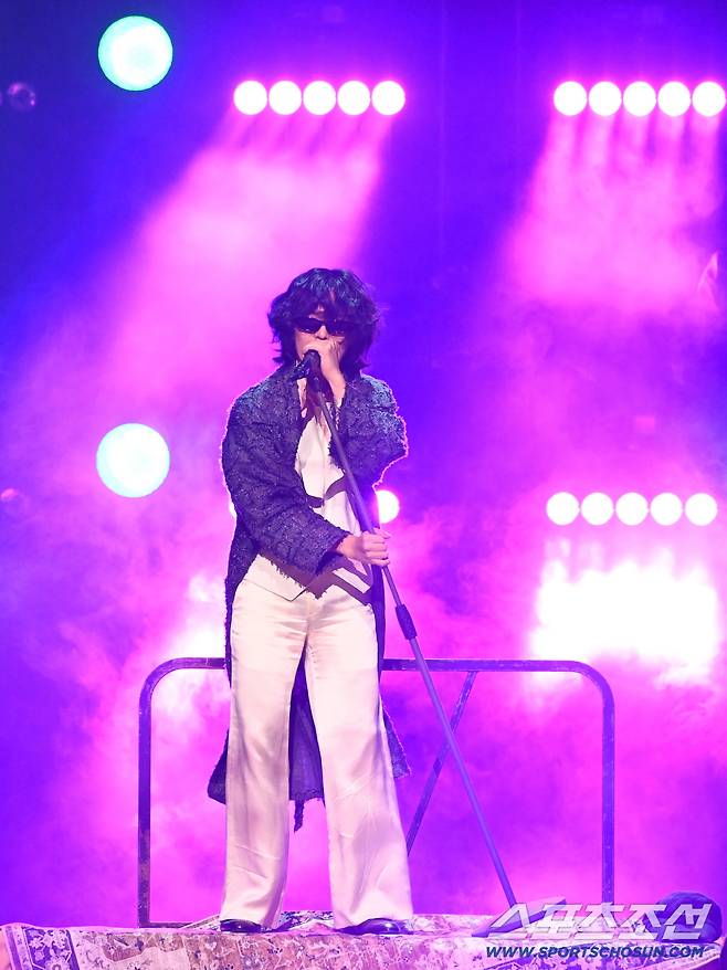 제46회 청룡영화상 시상식이 19일 여의도 KBS홀에서 열렸다. 이찬혁이 멋진 무대를 선보이고 있다. 허상욱 기자  wook@sportschosun.com/2025.11.19/