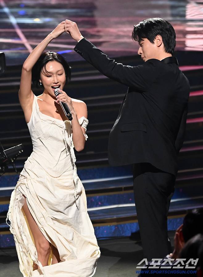 제46회 청룡영화상 시상식이 19일 여의도 KBS홀에서 열렸다. 화사, 박정민이 멋진 무대를 선보이고 있다. 허상욱 기자  wook@sportschosun.com/2025.11.19/