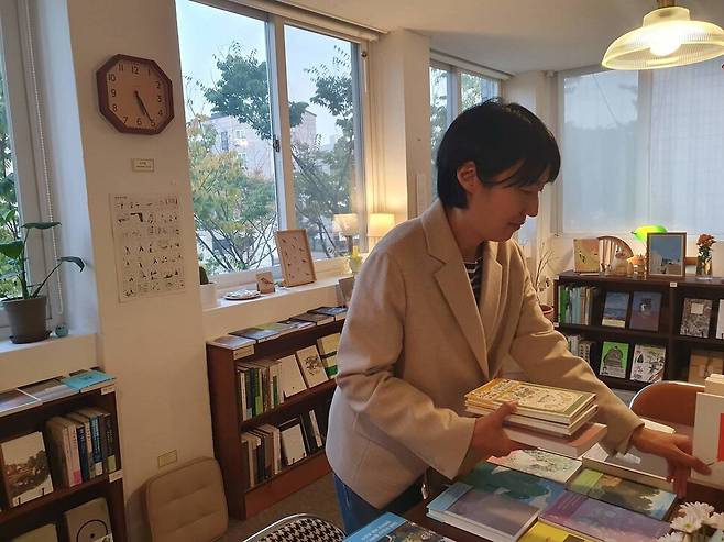 책방에서 책을 정리하고 있는 모습. 이서수 제공