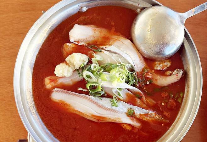 일명 ‘이모카세’ 김미령 한식 요리사가 제주에 연 \'바다술상\'의 메뉴 중 하나인 은갈치 조림. 박미향 기자