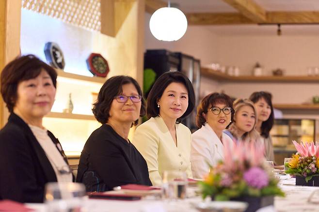 김혜경 여사가 22일(현지시간) 남아프리카공화국 요하네스버그의 한 식당에서 남아공 현지 한인 사회활동 기여 한인 여성들과 오찬간담회를 하고 있다. 연합뉴스