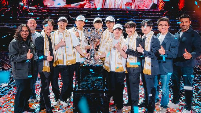 2025년 11월9일 중국 청두에서 열린 리그 오브 레전드 월드 챔피언십 결승전에서 우승을 확정한 T1. 라이엇게임즈 제공