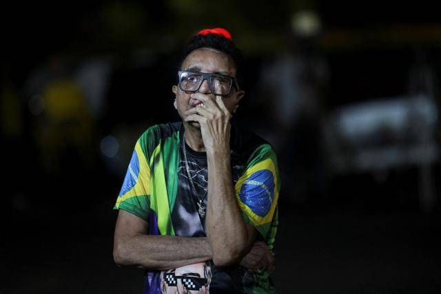 자이르 보우소나루 브라질 전 대통령 지지자가 22일 보우소나루 전 대통령 자택 근처에서 그의 구속 소식을 전해 들은 뒤 눈물을 터뜨리고 있다. 브라질리아=로이터 연합뉴스