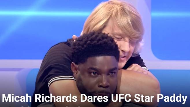 UFC 파이터 패디 핌블렛이 한 방송에서 전 축구선수 마이카 리차즈의 목을 조르는 모습. 사진=기브미스포츠