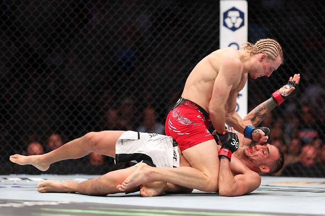 패디 핌블렛(위)이 토니 퍼거슨을 바닥에 눌러두는 모습. 사진=게티이미지/AFP 연합뉴스