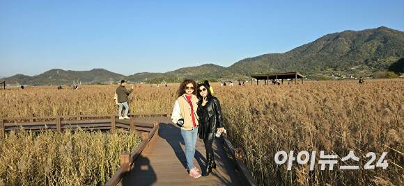지난 22일 주말을 맞아 전남 순천만을 찾은 관람객들이 갈대밭을 배경으로 포즈를 취하고 있다. [사진=임승제 기자]