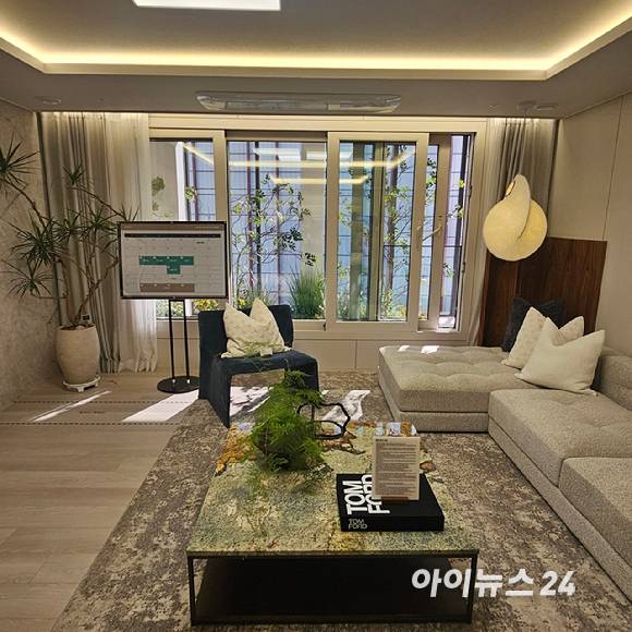 '의왕시청역 SK뷰 아이파크' 견본주택 내 전용 84㎡A 유니트의 거실 전경. 2025.11.21 [사진=이효정 기자 ]