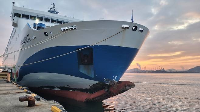 제주에서 목포로 향하다 좌초된 여객선의 파공 부위 (사진, 목포해양경찰서)