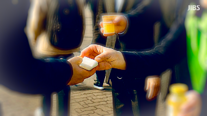 아이들의 손에 쥐어진 백설기 한 조각. 지역이 먼저 움직인 아침, 그리고 내일을 향한 약속. (편집 이미지)