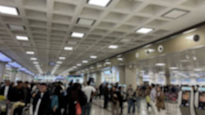 23일 출국장 앞, 저녁이 될수록 발 디딜 틈이 사라졌다.