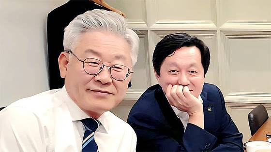 이재명 대통령의 경기지사 시절 정진상 전 민주당 대표 정무조정실장과 찍은 사진