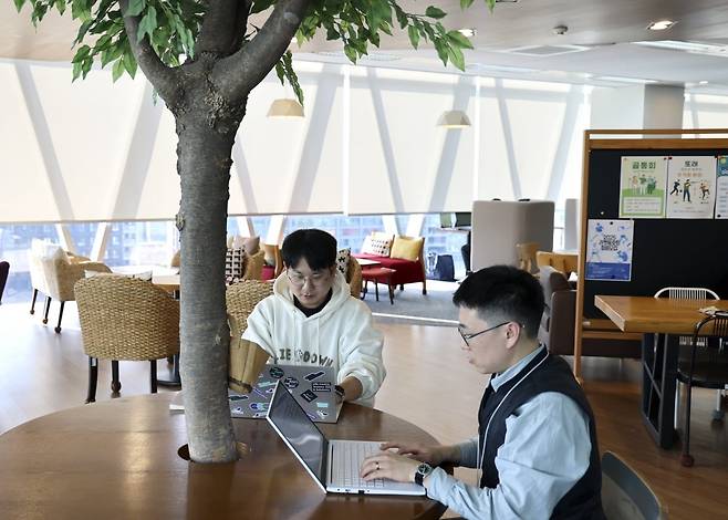주동근 차장(왼쪽)과 전광배 차장이 회의 준비를 하고 있다. 윤현주 기자