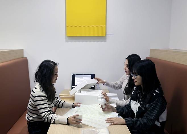 BPS팀이 컴포스터블 패키징 솔루션 '에코비바' 마케팅 회의를 하고 있다. 윤현주 기자