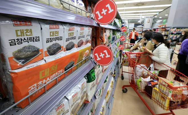 서울의 한 대형마트에서 외국인 관광객들이 김을 구매하고 있다. 뉴스1