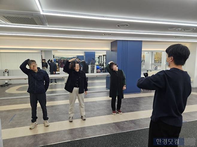 체험자들이 서울 송파구 윔 보행운동센터에서 윔 S를 착용하기 전 준비운동을 하고 있다. 사진=박수빈 기자