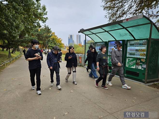 체험자는 지난 8일 서울 송파구 올림픽공원에서 윔 S를 착용한 채 윔 보행운동센터 물리치료사와 산책을 해보고 있다. 사진=박수빈 기자