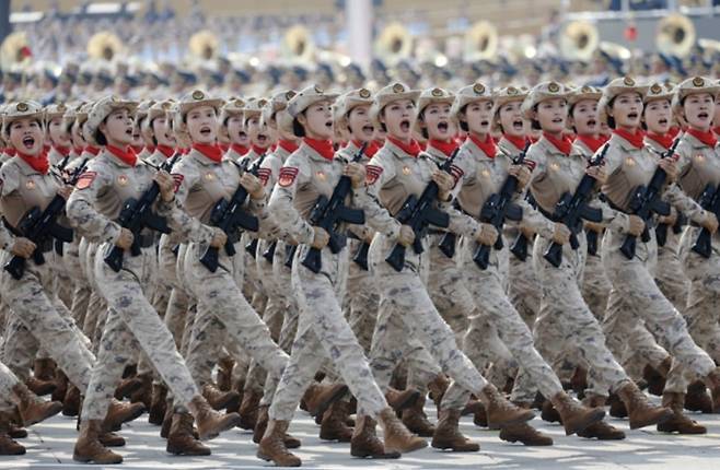 중국 인민해방군이 지난 9월3일 관절을 굽히지 않고 다리를 높이 쳐드는 행진인 '쩡부(正步)'로 퍼레이드를 하는 모습 / 사진=AFP 연합