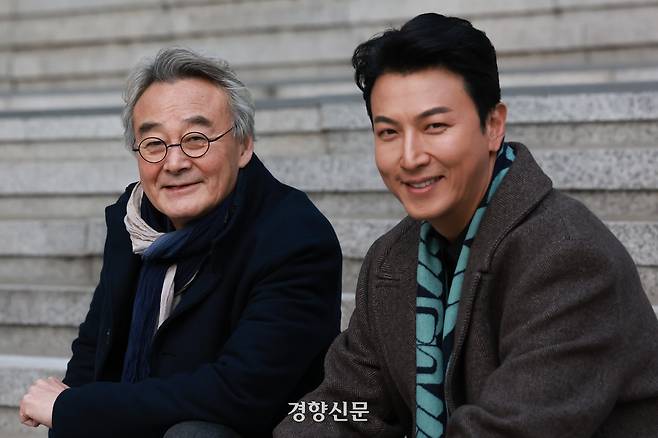 블랙코미디 연극 <트랩>에서 주인공 트랍스를 맡은 박건형 배우와 판사 역의 남명렬 배우가 지난 20일 서울 중구 세종문화회관 앞에서 경향신문과 인터뷰에 앞서 포즈를 취하고 있다. 성동훈 기자